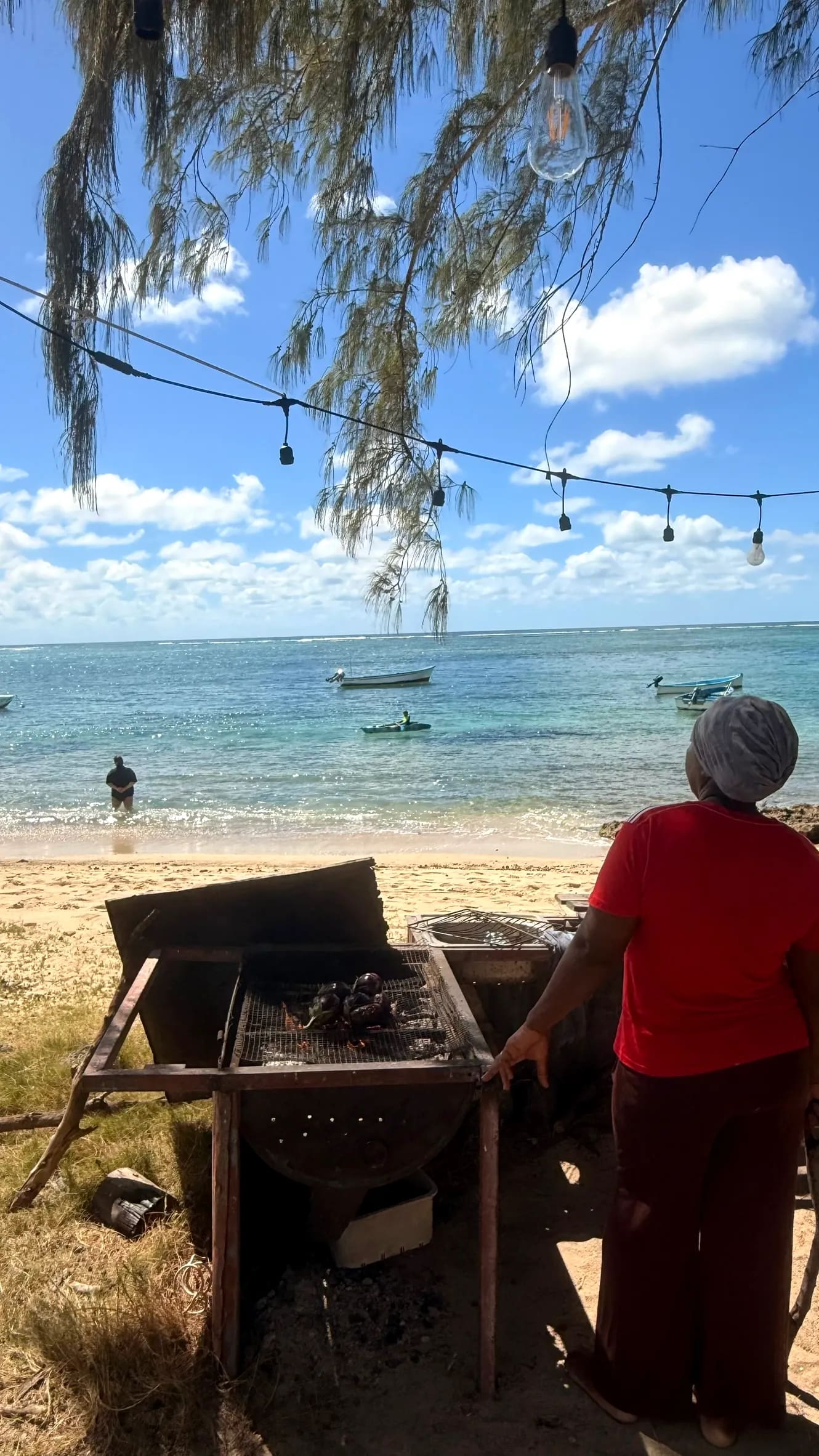 Le barbecue d'Otentika installé au bord de la plage de Rivière Banane