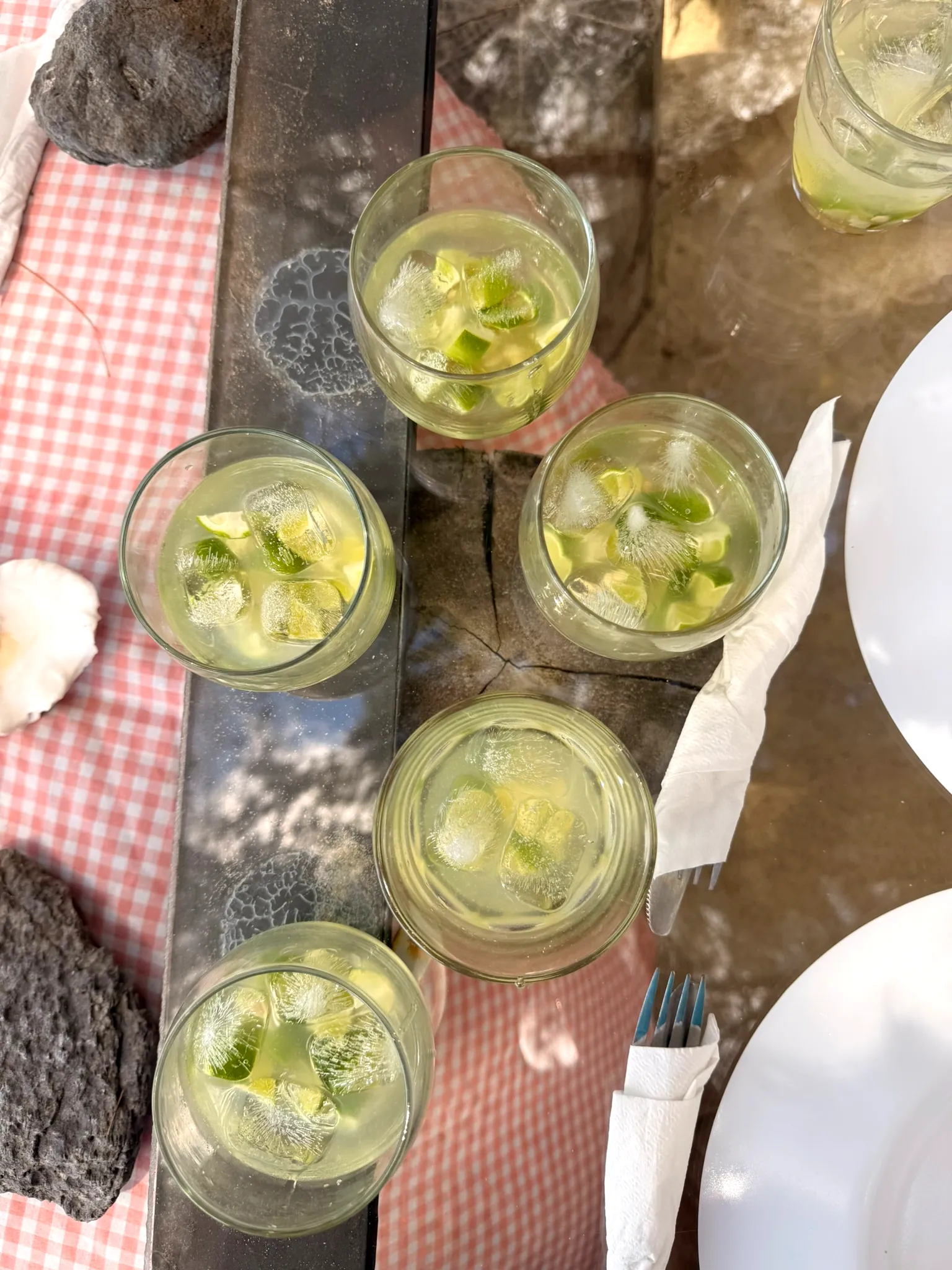 Verres de jus de citron frais posés sur la nappe de La Table d'Otentika