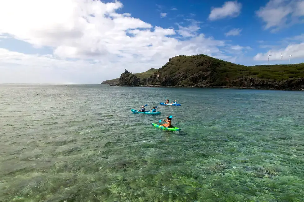 Kayak sur les eaux calmes du lagon d'Otentika à Rivière Banane, Rodrigues