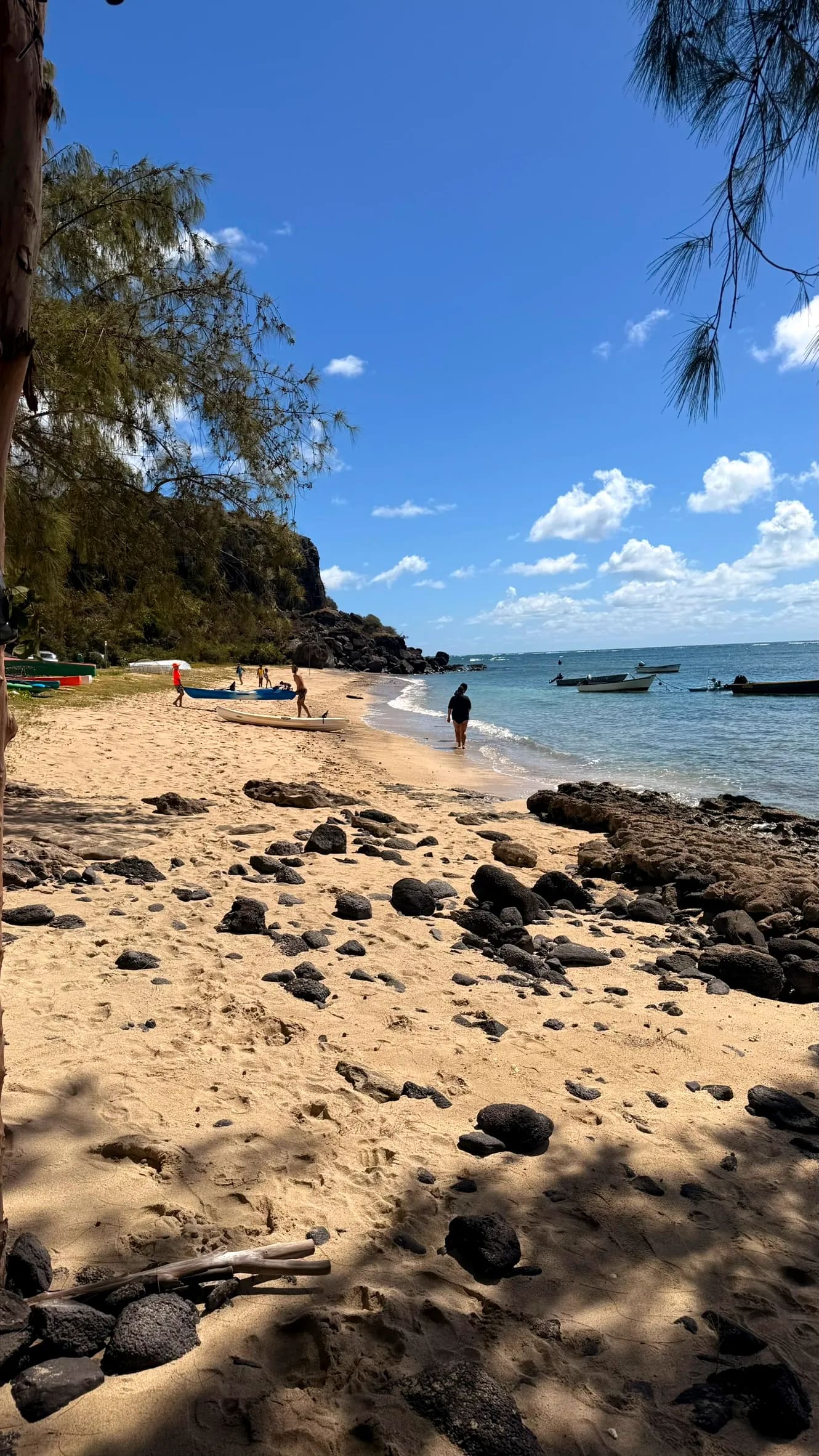 Kayaks et pirogues alignés sur la plage d'Otentika à Rivière Banane