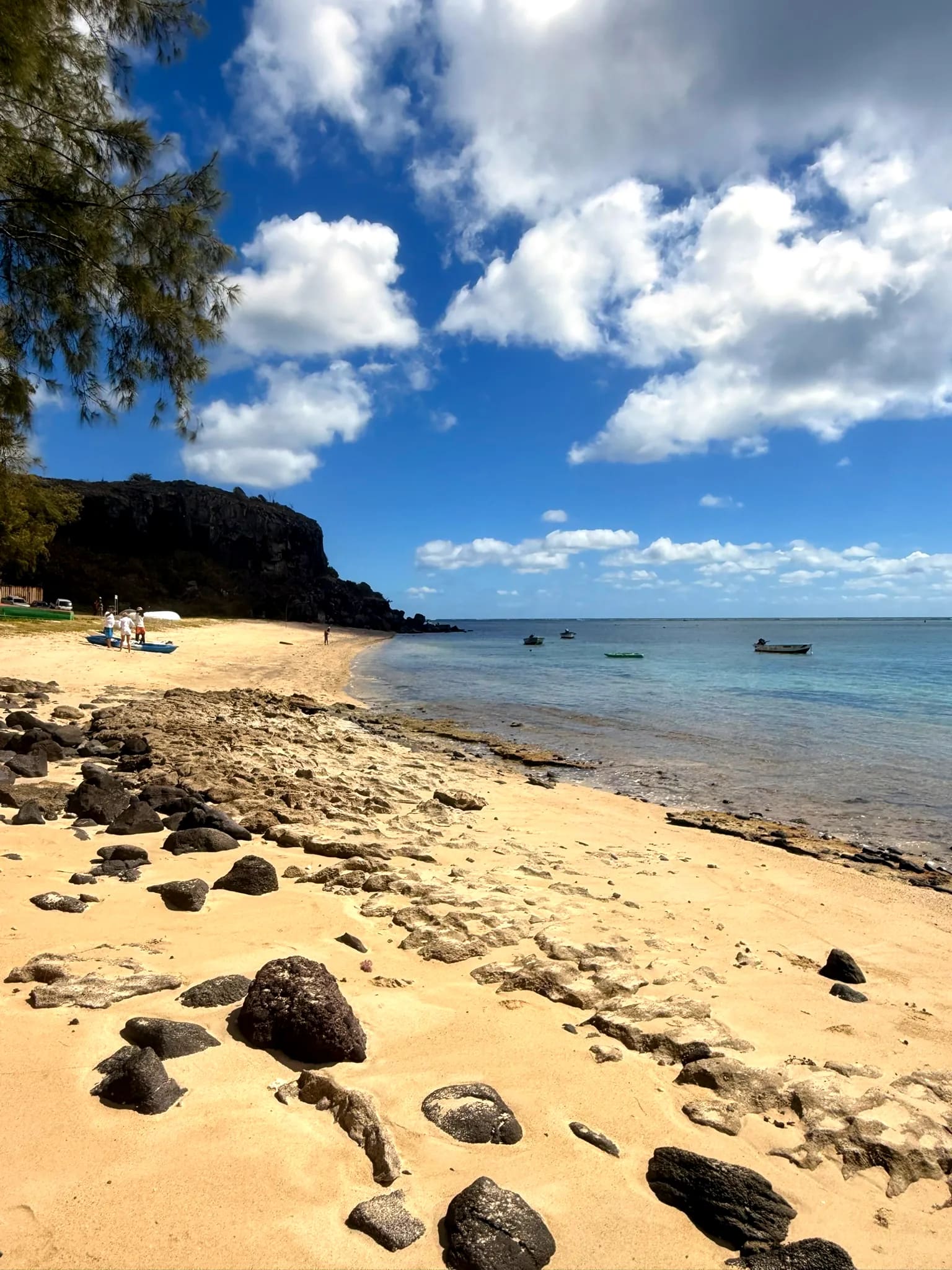 Pirogues de pêche mouillées devant la plage de Rivière Banane à Rodrigues