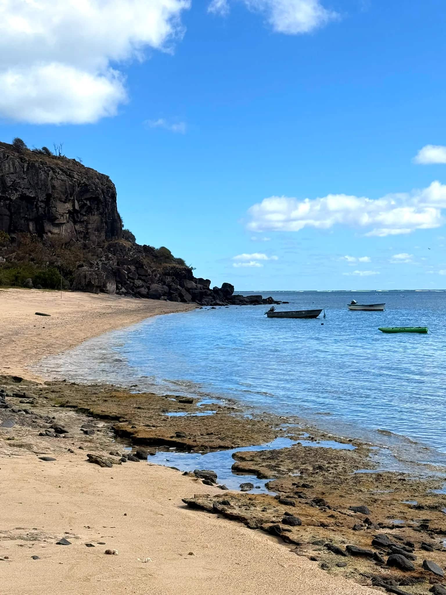 La pointe rocheuse de Rivière Banane et l'eau turquoise peu profonde du lagon de Rodrigues