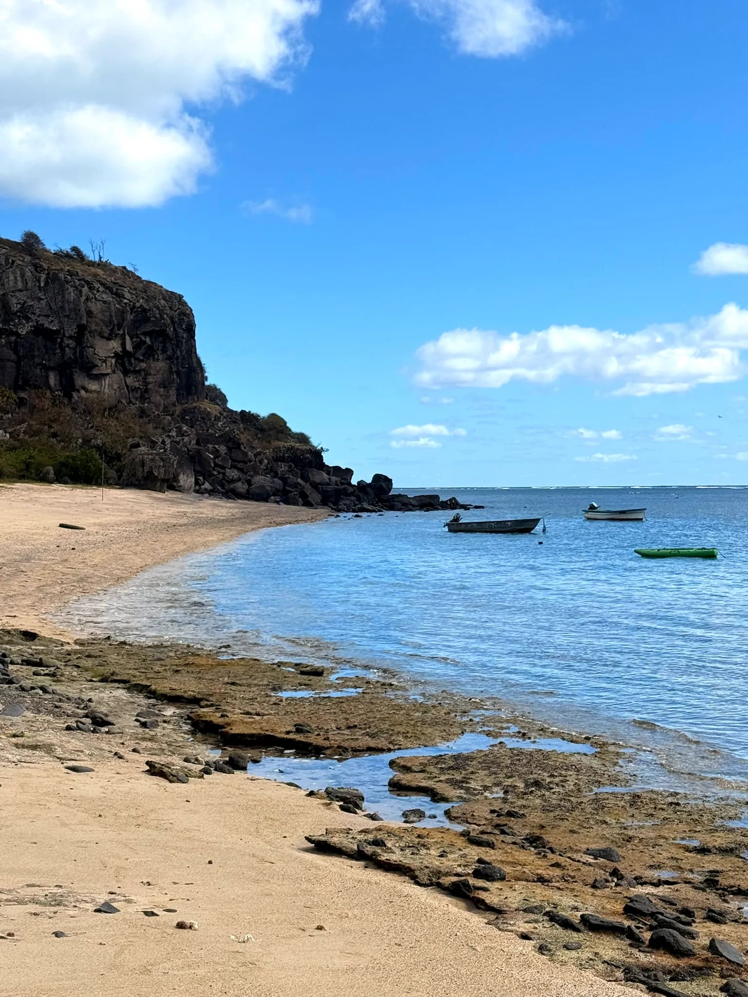 La pointe rocheuse de Rivière Banane et l'eau turquoise peu profonde du lagon de Rodrigues