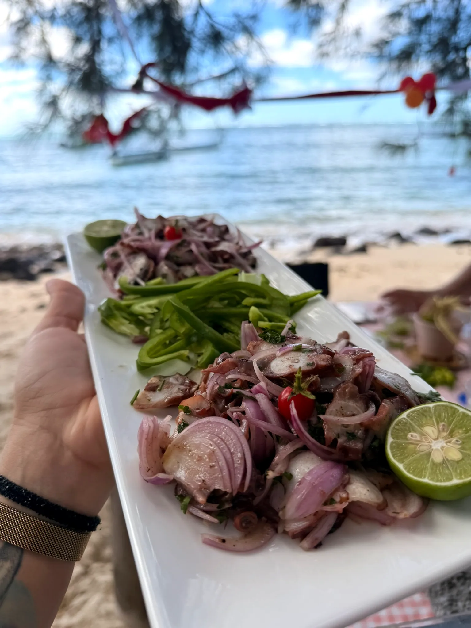 Salade d'ourite rodriguaise présentée face au lagon chez Otentika