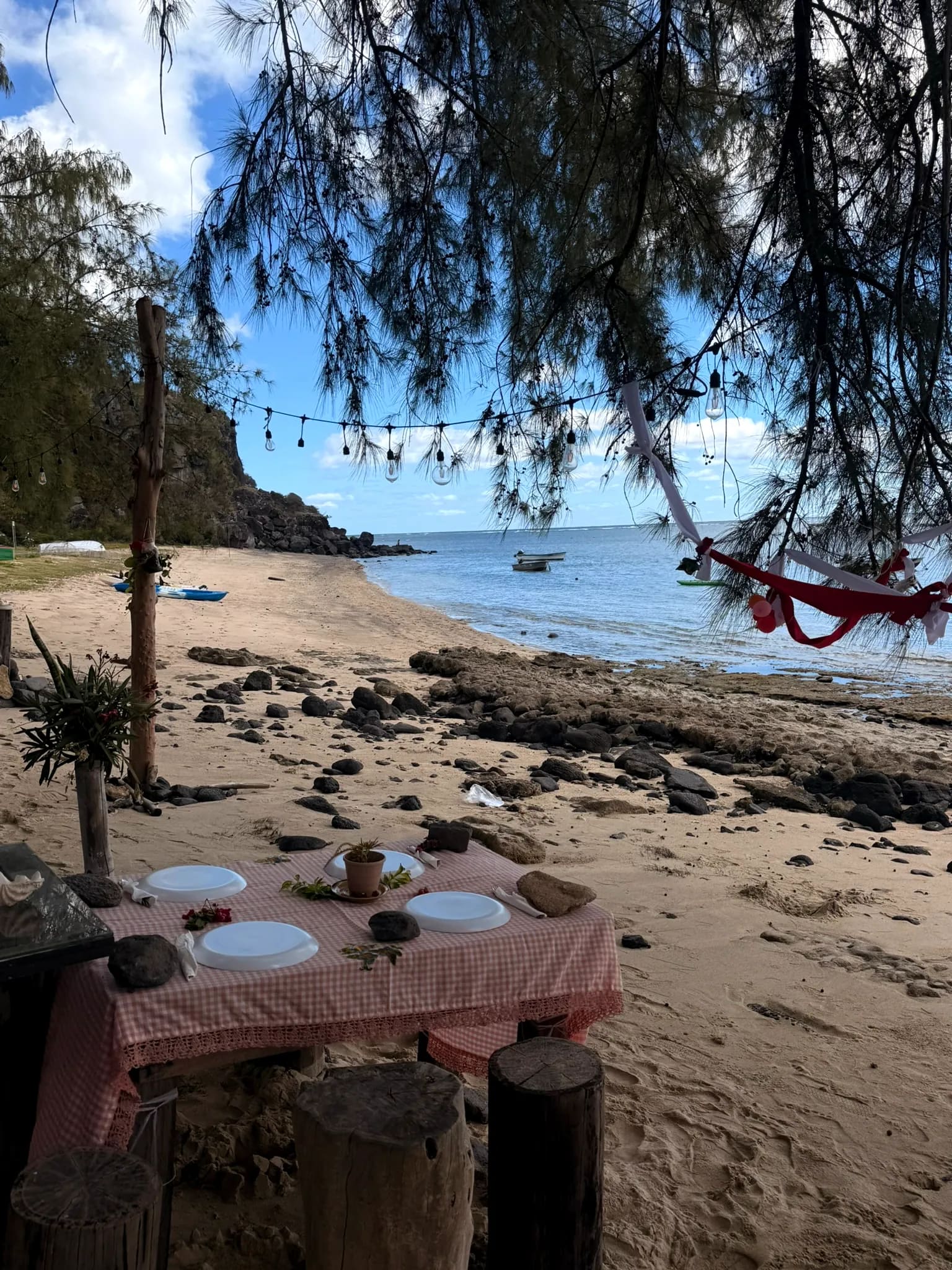 Table dressée les pieds dans le sable chez Otentika, à quelques mètres du lagon