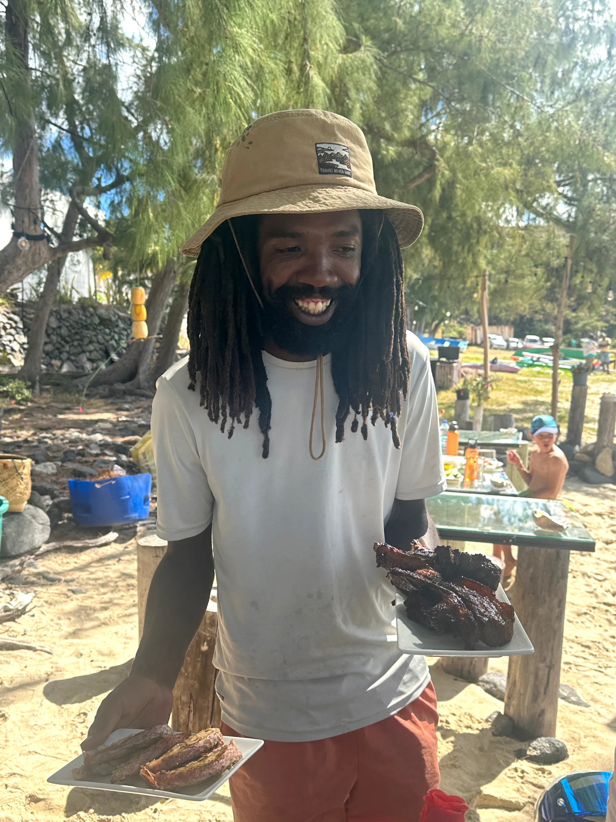 Westley, fondateur d'Otentika, souriant sur la plage de Rivière Banane à Rodrigues